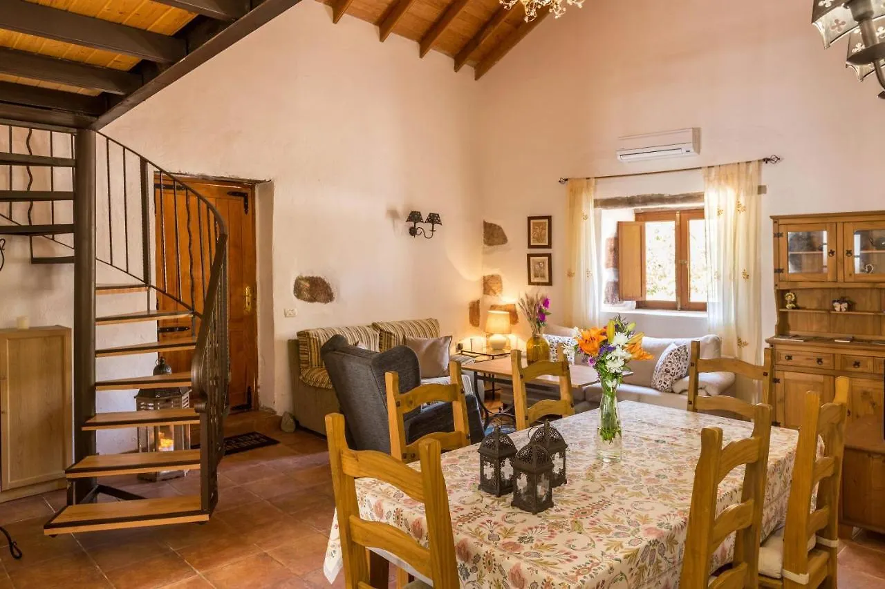 シャレー La Sorrueda Casa La Huertecillaヴィラ